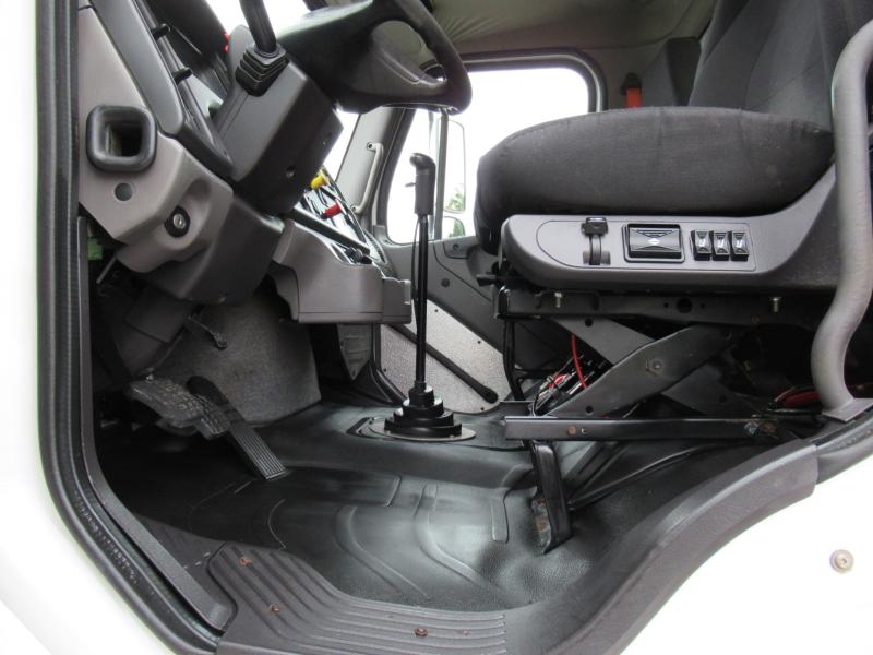 2017 Freightliner BUSINESS CLASS M2 106 13