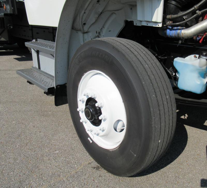 2014 Freightliner BUSINESS CLASS M2 106 16