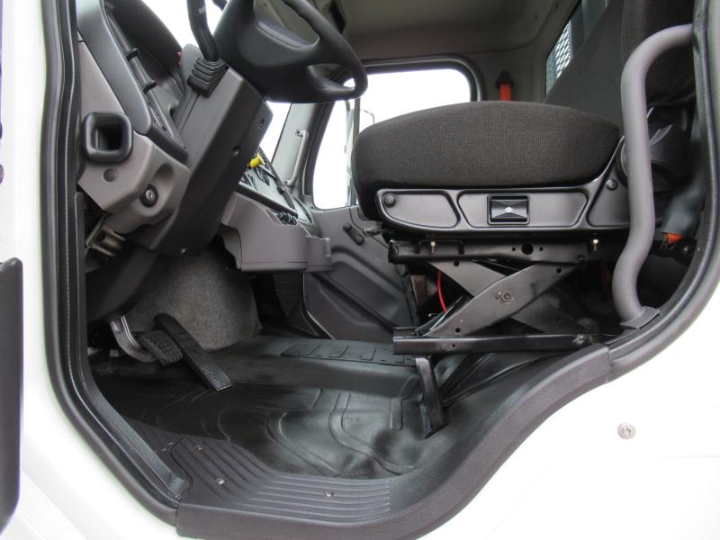 2016 Freightliner BUSINESS CLASS M2 106 9