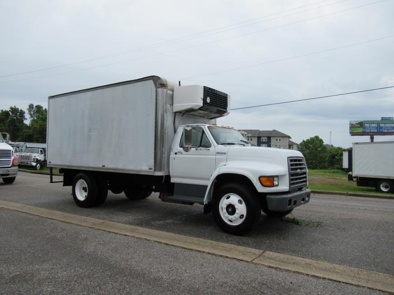 1999 Ford F800 1