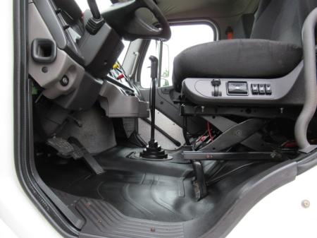 2017 Freightliner BUSINESS CLASS M2 106 13